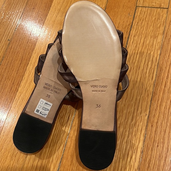 Description
As you see on the pics . 1 Rigth bow is missing. Confortable. - Picture 4 of 8